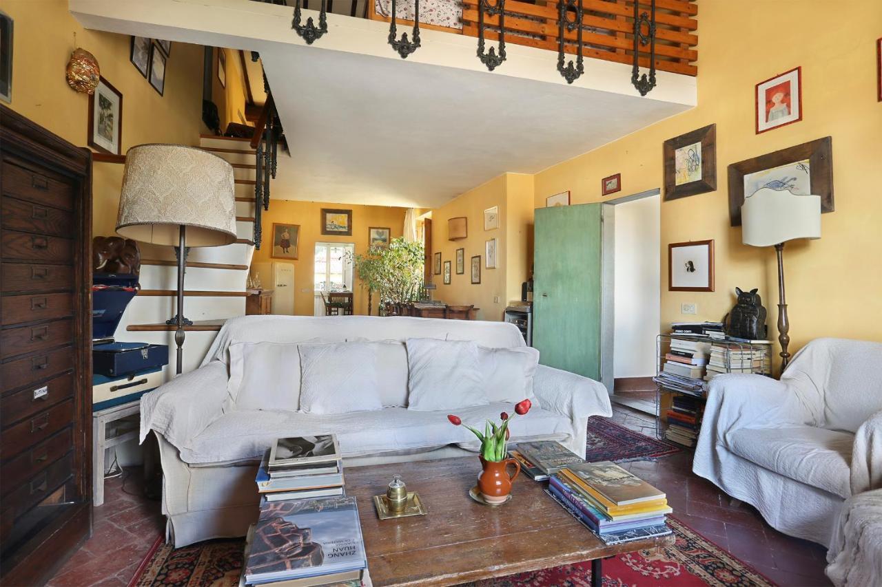 A Postcard View In A Vintage Appartement Florence